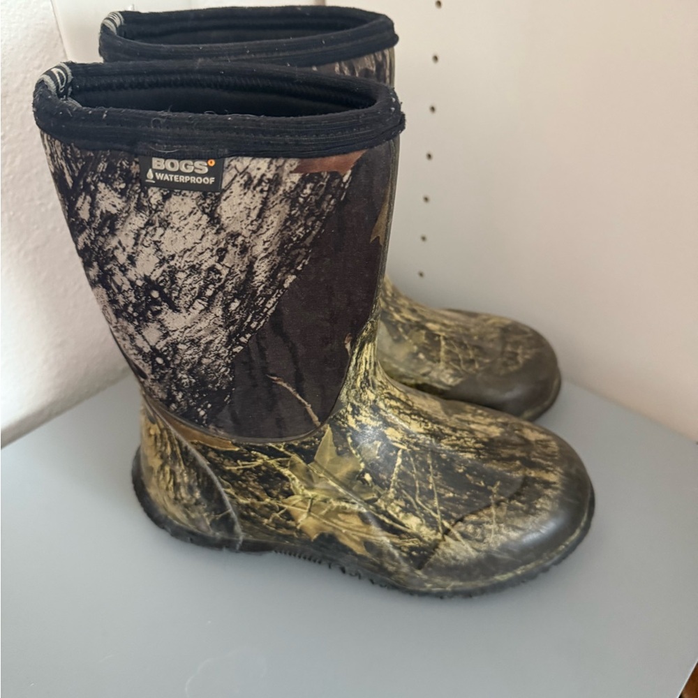Bogs Camouflage Waterproof Boots size 2 boys